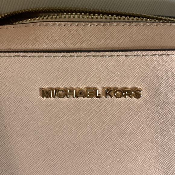 COPY - Pink square Michael Kors cross body with gold links - Picture 5 of 6